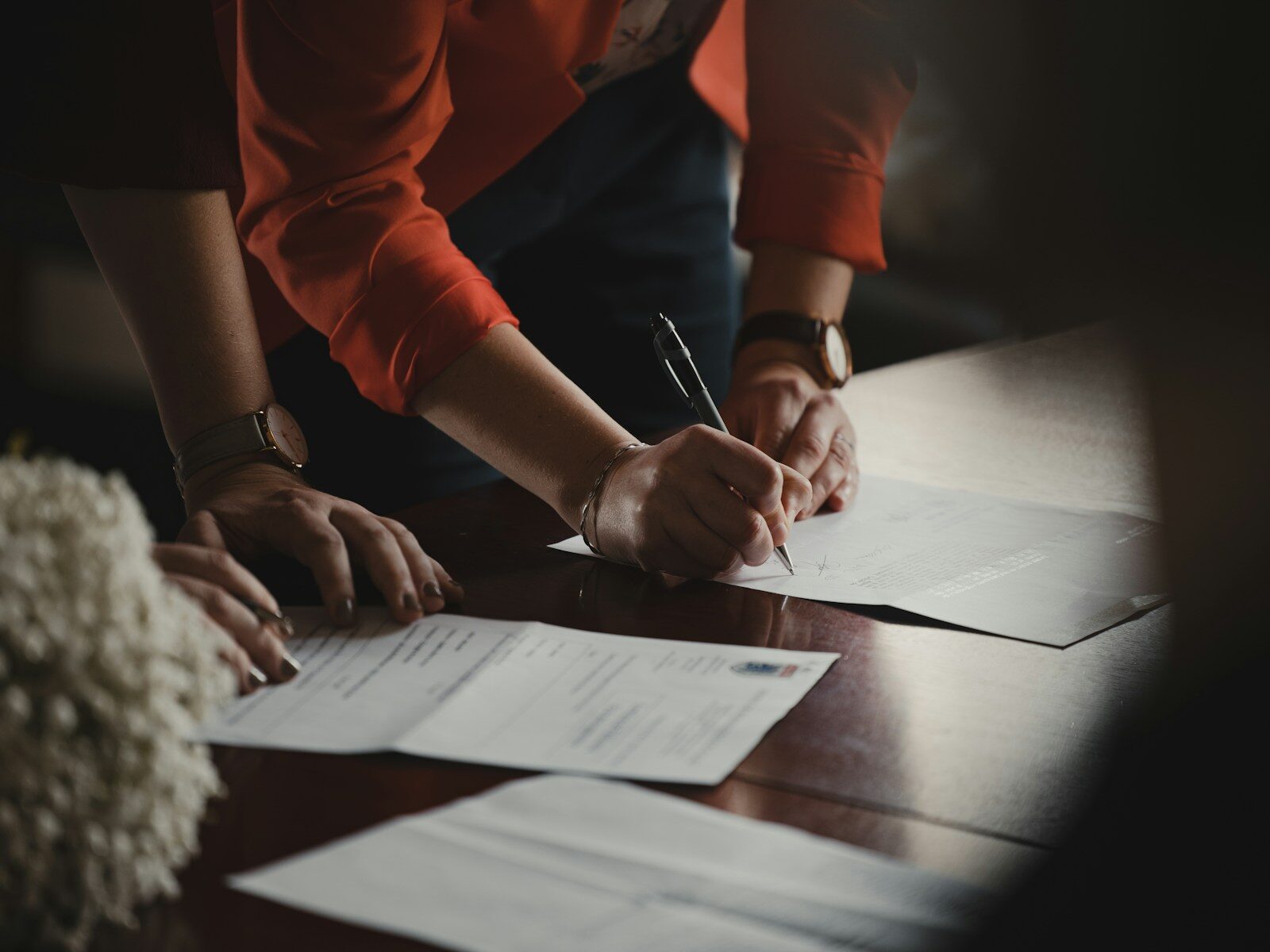 Signature d’un dossier de garanties financières pour un professionnel de la construction et de l’immobilier