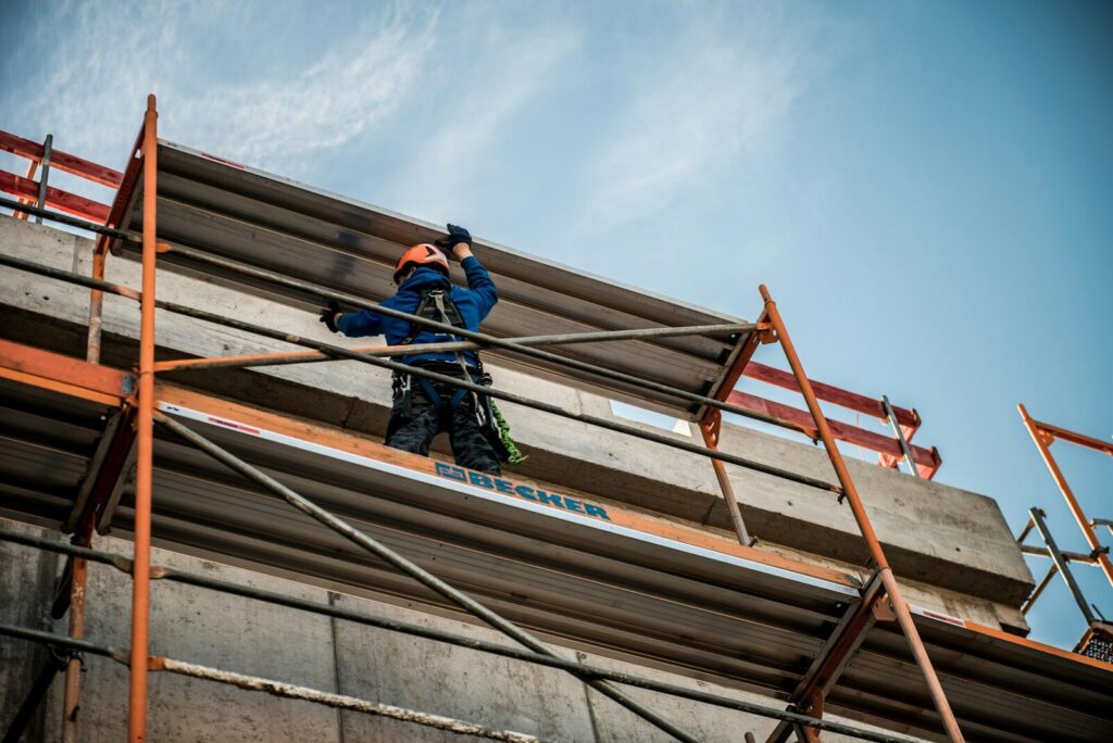 Artisan du bâtiment sur un chantier – assurance professionnelle bâtiment