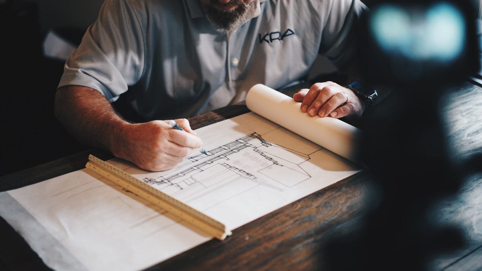 Architecte dessinant les plans d’un projet de construction